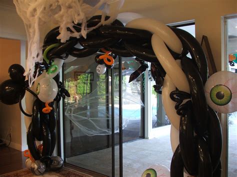Halloween balloon arch with spiders - verycarbon