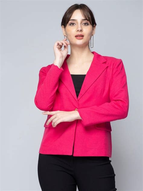 This is the most classic, versatile blazer style. It features: