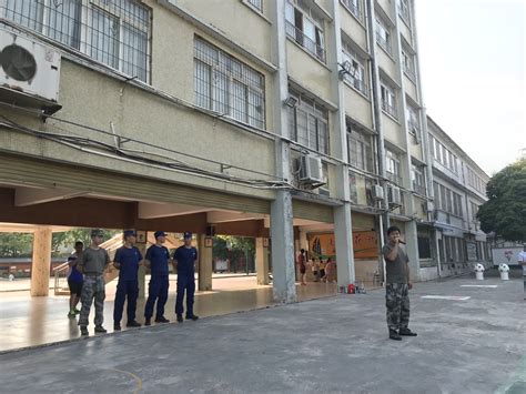 石潭镇政府组织镇武装部和消防中队为小学生开展军训
