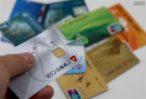 助力小微企业的银行卡，为啥发给了办储蓄卡的人？__凤凰网