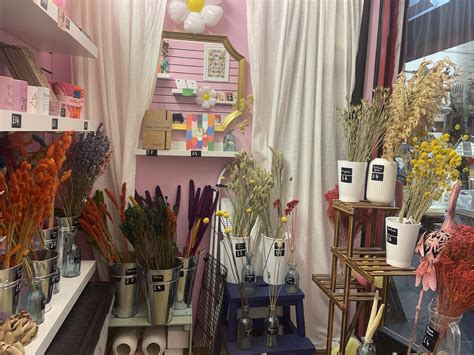 Dried Flower arranging, Holdrons Arcade, London, 28 October 2023 ...