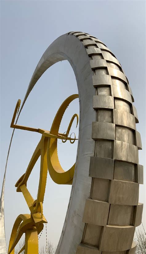 邢台123：平乡名为“日升月恒”雕塑，被上海大世界基尼斯总部评为最大的自行车造型雕塑