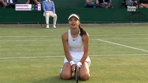 Download Emma Raducanu Kneeling Wallpaper | Wallpapers.com