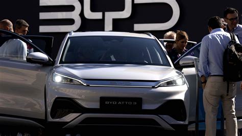 El fabricante chino de autos eléctricos BYD rebasa a Tesla en ingresos ...