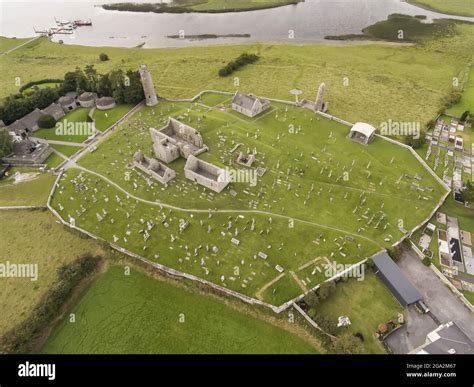 Ireland clonmacnoise cemetery hi-res stock photography and images - Alamy