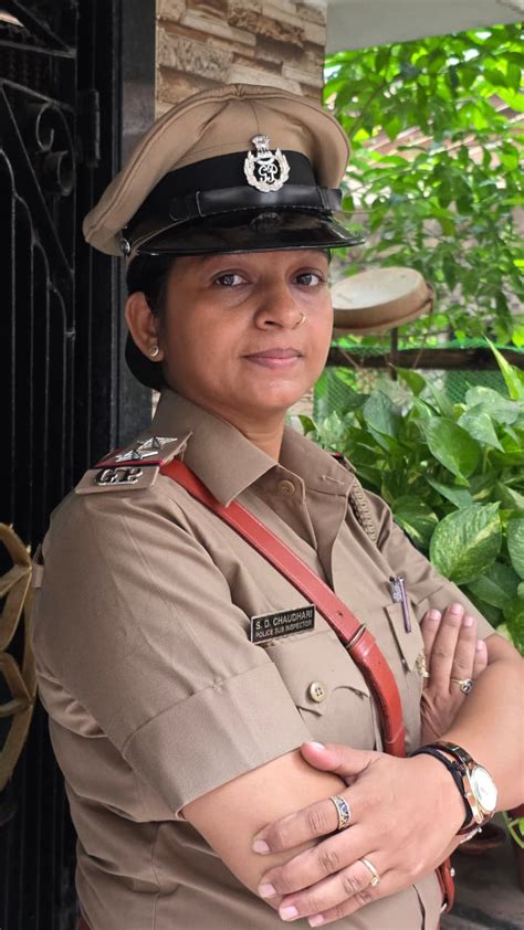 Female PSI traps fraudster with WhatsApp chat in Surat; Disguised as ...