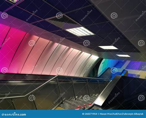 彩虹地铁站 库存照片. 图片 包括有 å½©è™¹, å²—ä½ , é‡œé ¢, åœ°é , æ‹±é - 260271954