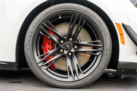 Low-Mileage 2023 Chevrolet Camaro ZL1 1LE Coupe 10-Speed Fetches MSRP Like a Champ - autoevolution