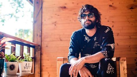 Allu Arjun spotted driving in Hyderabad after wrapping up Pushpa shoot ...