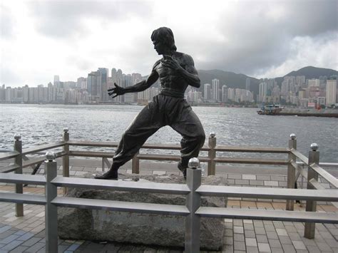 【携程攻略】香港李小龙铜像景点,因为尖沙咀「星光大道」正进行改善工程，预计喺2018年年底重新开放，…
