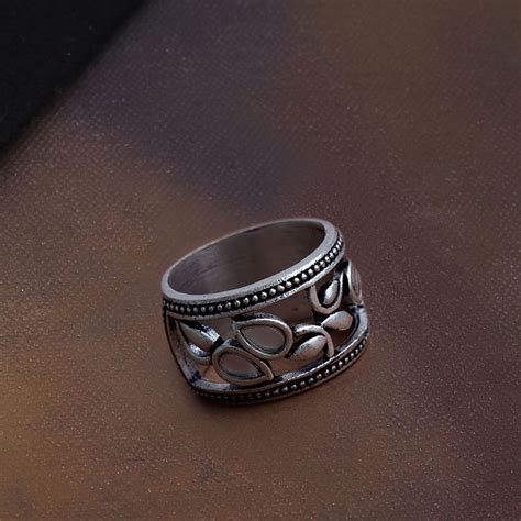 Amaira Leaves Motifs Band Ring – VOYLLA