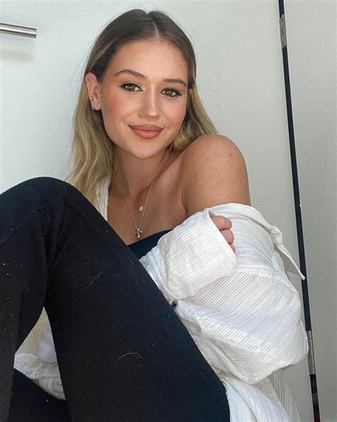 RILEY LEWIS – Instagram Photos 03/29/2022 – HawtCelebs