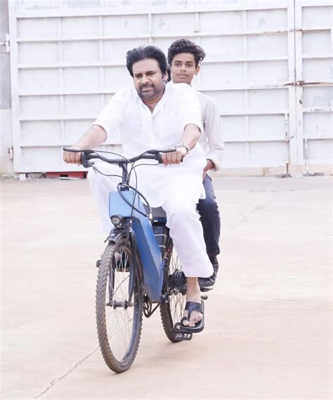 Pawan Kalyan : బ్యాటరీ సైకిల్ తొక్కిన పవన్.. ఆ అబ్బాయిని సైకిల్ వెనక ...