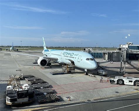 Review of Etihad Airways flight from Jakarta to Abu Dhabi in Business