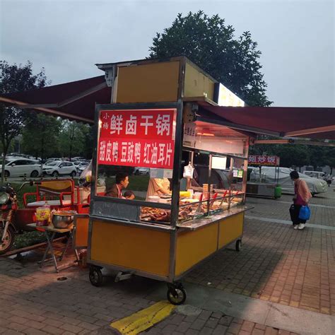 荆州俩大学生校门口摆摊卖臭豆腐 称为减轻父母负担-新闻中心-荆州新闻网