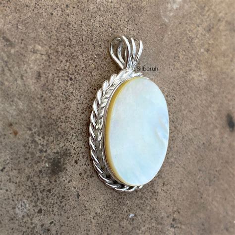 Mother of Pearl Oval Silver Pendant – SILBERUH