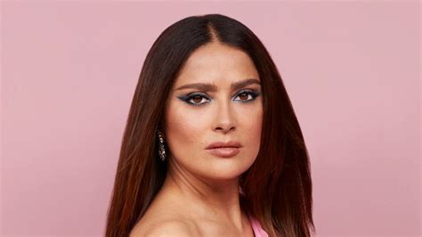 Bone broth is a collagen-rich drink that improves digestion and skin—we ...