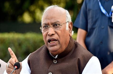BJP सत्ता में लौटी तो संविधान, लोकतंत्र खतरे में पड़ जाएगा: खरगे ...