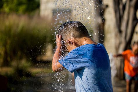Outdoor Water Playing 的图像结果