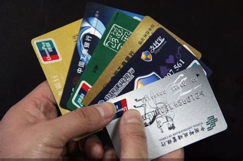 33家银行信用卡最新数据：平均每个持卡人负债2.2万_腾讯新闻