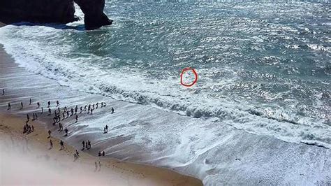 (¨一名)海滩30名游客组成人链『海中』 救出两名被困海中的男子 - 米尔体育网