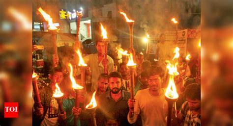 A glorious past: Battle of Chinhat remembered as victory of unity ...