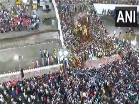 Chithirai festival: Lord Kallazhagar makes grand entry into Vaigai ...