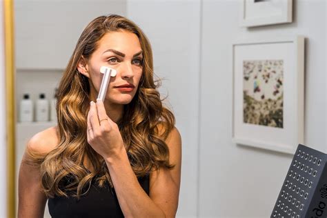 Hooga Facial Wand - Red Light Therapy, Microcurrent, India | Ubuy