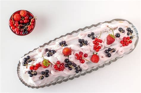 Draufsicht-Sahnekuchen mit verschiedenen Früchten auf oberem leichtem ...