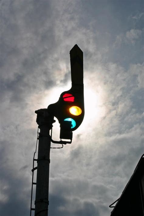 LED Indicator On Local Train 的图像结果