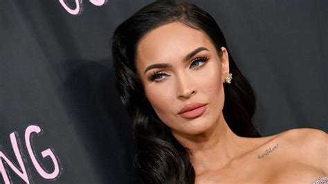 Megan Fox: Ihre neuen Finger-Tattoos sind so dezent – und daher perfekt für Minimalist:innen ...