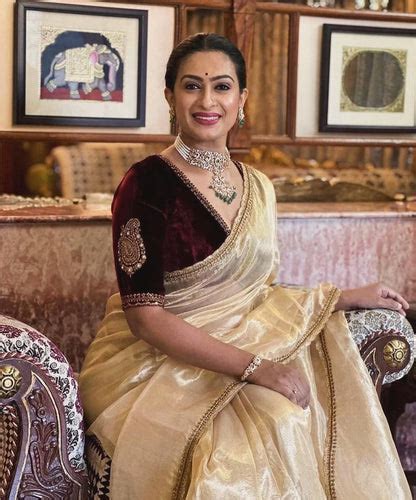 Saree - Buy Designer Sarees Online at Clothsvilla