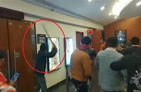 पठान मूवी की स्क्रीनिंग पर फरीदाबाद में बजरंद दल के कार्यकर्ताओं की ...