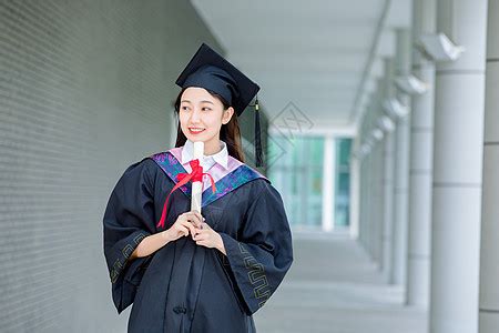 女大学生手拿毕业证书高清图片下载-正版图片501226378-摄图网
