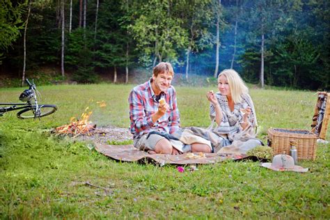 25 Cute, Romantic Christmas Date Ideas For Couples