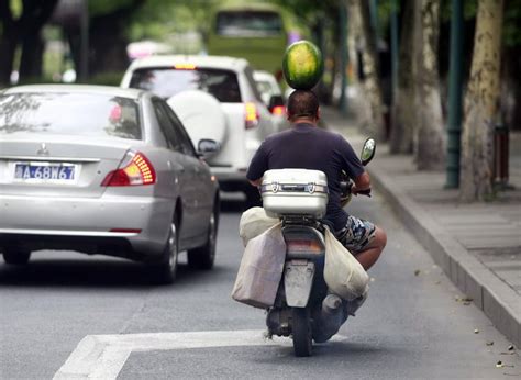 图文：男子头顶西瓜骑摩托车_新闻中心_新浪网