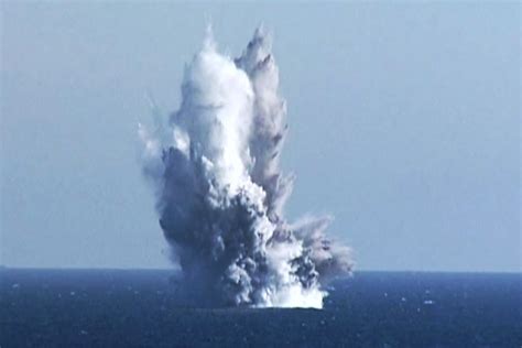 Bomb Exploding in Water 的图像结果