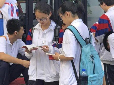 上海中考开考：老师穿上红色“稳”字T恤送考，百米雨棚为考生遮风挡雨_考点_家长_天气