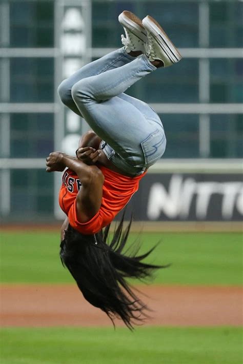 सिमोन बाइल्स ने बेसबॉल वर्ल्ड सीरीज में बैक फ्लिप मारकर जीता दिल ...