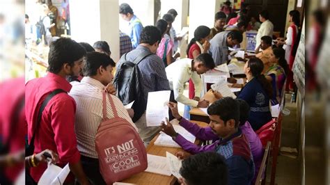 Job Fair,அரசு நடத்திய தனியாா் வேலை வாய்ப்பு முகாமில் குவிந்த இளைஞா்கள் ...