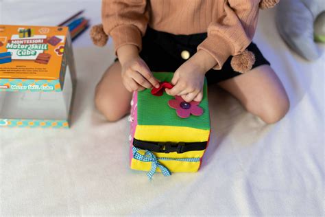 JoGenii | Montesorri Motor Skill Cube | ILearnNGrow