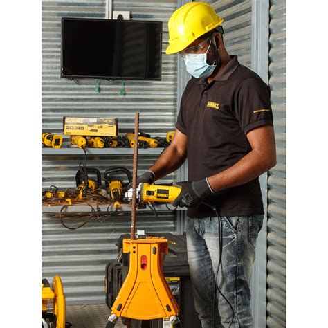 850W 4 in. Angle Grinder With Slide Switch | DEWALT