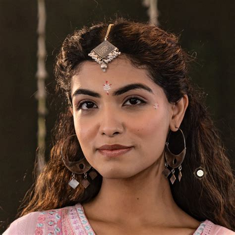 Nazaakat Emboss Maang Tika – The Chandi Studio