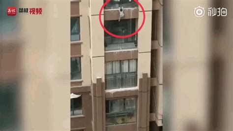 视频惊心！3岁男孩挂阳台挣扎2分钟，还是掉了下去，邻居哭完又笑
