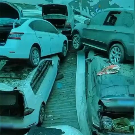 近日，河南濮阳突降特大暴雨，网友拍下一地下停车场被淹，七八十辆车“叠罗汉”受损严重，现场画