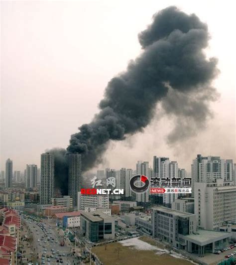 天津一座高层建筑着火 网友称似9-11事件(组图)-搜狐新闻