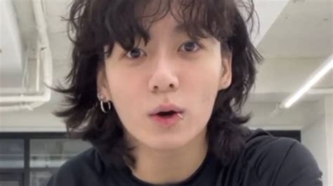 BTS member Jungkook flex his muscles during a LIVE, fans left stunned ...