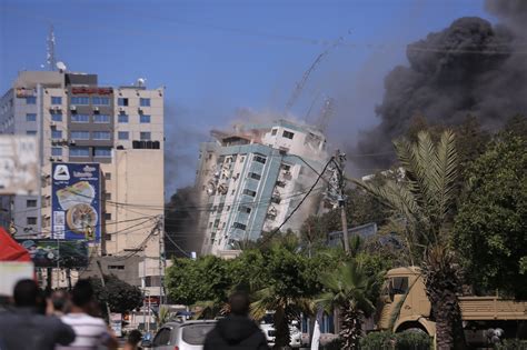 As Israel-Hamas Cease-Fire Holds, Gazans Survey Wreckage - The New York ...