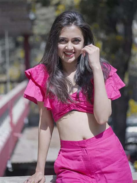 Tejasswi Prakash looks chic in a sequinned green mini dress, see ...