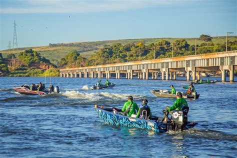 Lago de Tucuruí no Pará com pesca esportiva de tucunarés e traírões